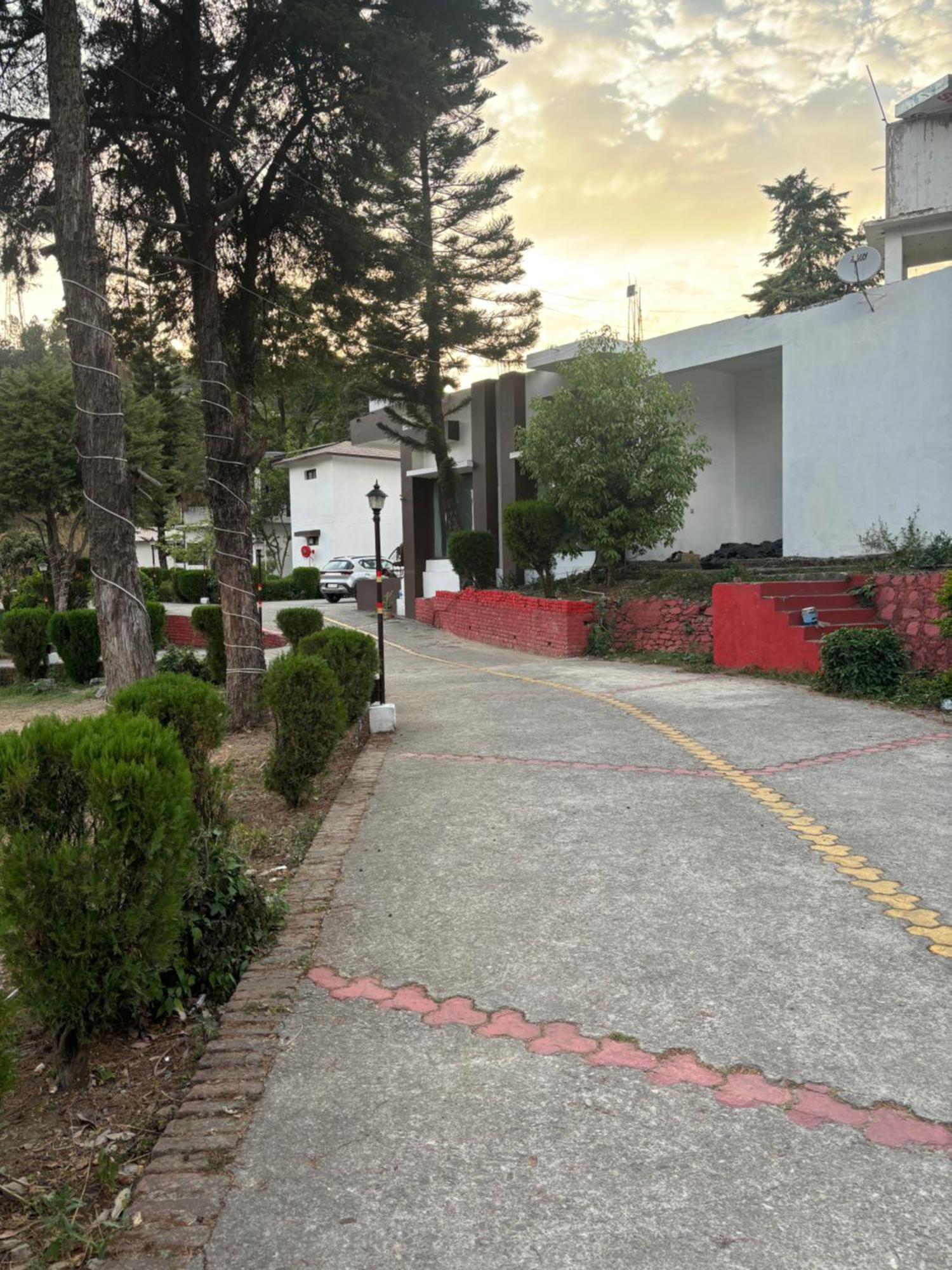 Shikha Resort Ewentbliz Bhīm Tāl Buitenkant foto